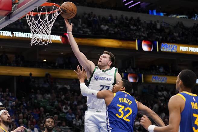 东契奇切入禁区上篮如入无人之境。(美联社)