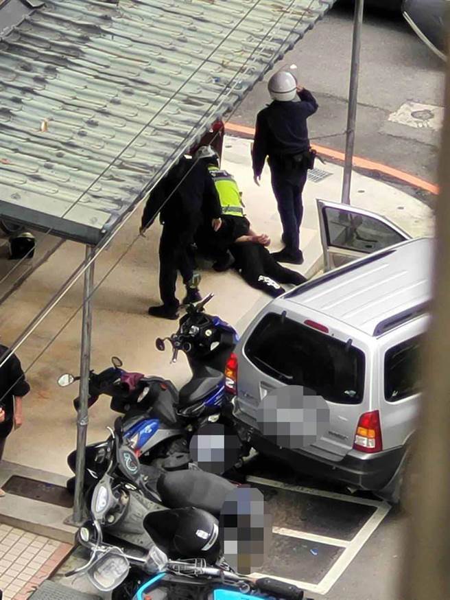 徐嫌拒绝盘查，驾车衝撞警、民车，最后仍遭逮捕。（民眾提供）
