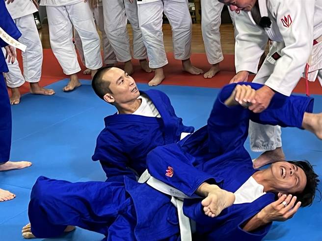 阿翔与浩子对打 。（民视提供）