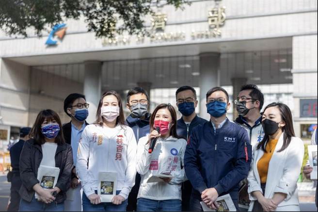 國民黨發言人、北市議員擬參選人柳采葳今表示，她要求民進黨公職拿出一日所得，補償給這些小攤販，補償所有因為停電而導致經濟損失的人民。。（摘自柳采葳臉書）