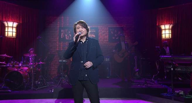 周治平獻唱多首經典民歌。（年代提供）