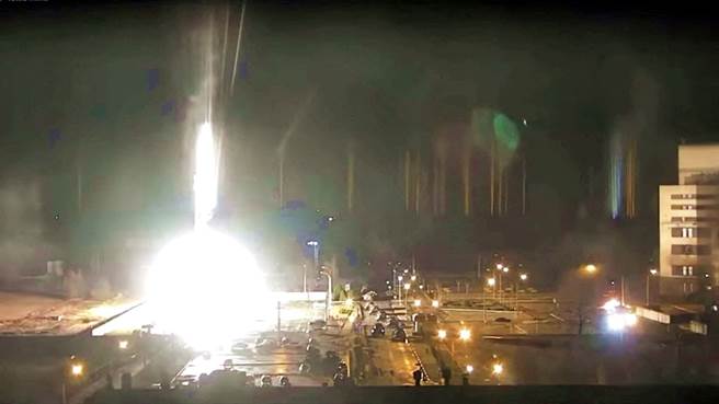 俄军猛烈开火，导致欧洲最大的札波罗热（Zaporizhzhia）核电厂起火。（图／路透社）