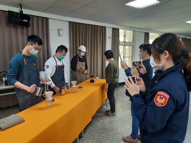 清水警分局4日舉辦慶祝活動，特地請來型男警察表演手沖咖啡。（警方提供）