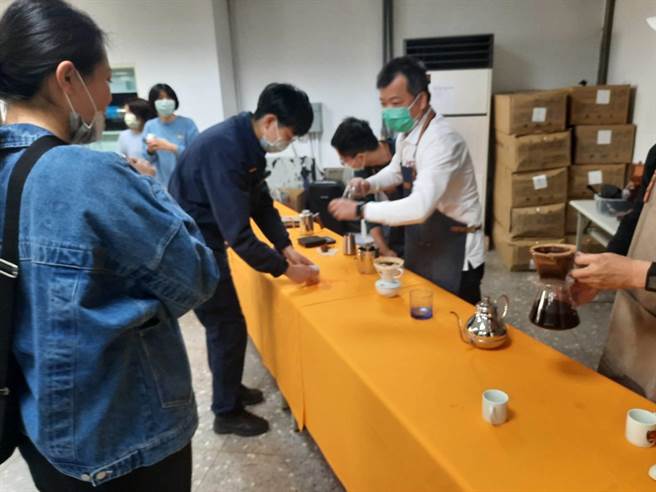 清水警分局4日舉辦慶祝活動，特地請來型男警察表演手沖咖啡。（警方提供）