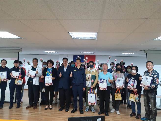 清水警分局提前於4日舉辦慶祝活動，慰勞辛苦工作的員警。（警方提供）