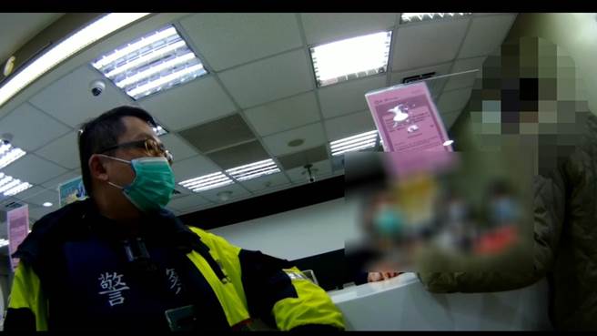 員警及行員一同勸說黃男，成功攔阻他匯款。（翻攝照片／林郁平台北傳真）