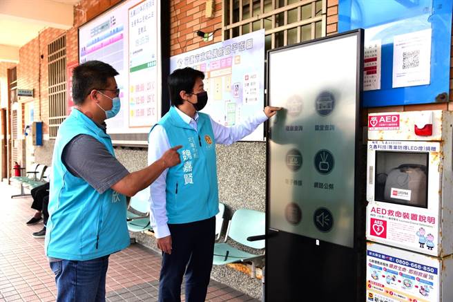 花莲市立殡仪馆e化再升级，透过手机查询，各项服务即清楚，并新推出「网路公祭」等功能，市长魏嘉贤今天到场了解操作过程。（花莲市公所提供／王志伟花莲传真）