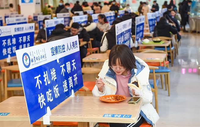 大陆「两会」登场，全国人大会议的大会发言人张业遂也表示，事实证明「动态清零」符合大陆实际情况，无论从确诊、死亡数位与经济发展数据来看，大陆都是世界上防疫工作最成功的国家之一。（新华社）