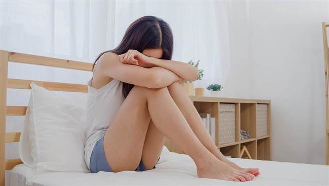 扯！總統部長到場宣揚婦幼安全，台下攝助卻藏樓梯間嘿咻少女。(達志影像)