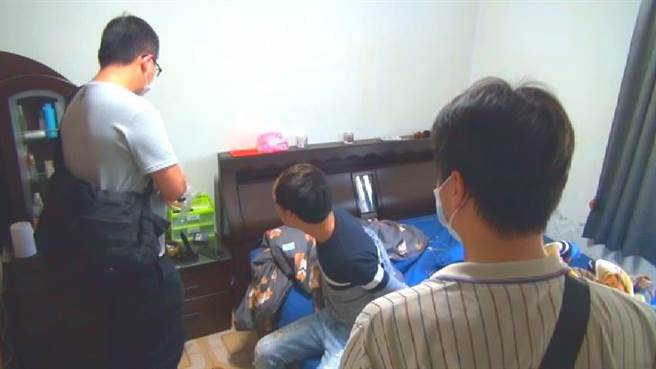 员警趁林嫌熟睡之际攻坚并以警棍压制。（翻摄照片／高雄洪靖宜传真）