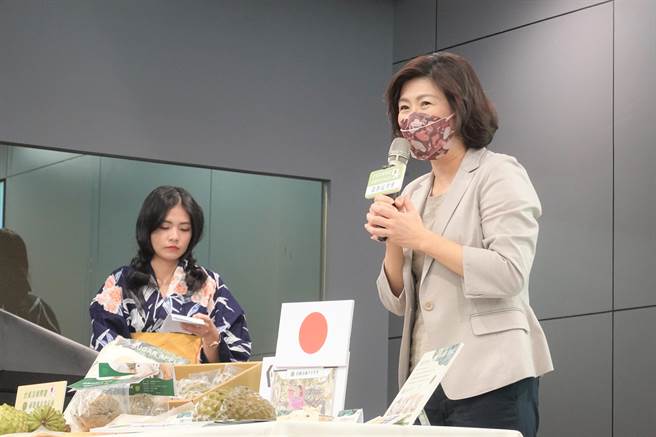 台东凤梨释迦将以4种商品形式亮相日本东京国际食品展，另便利商店推出大目释迦霜淇淋。（蔡旻妤摄）