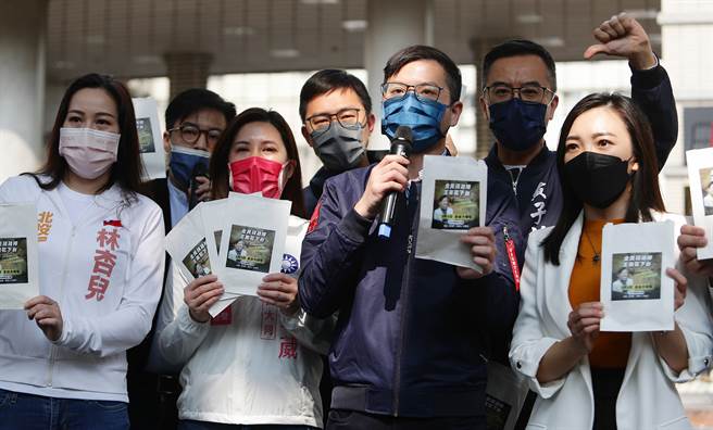 國民黨4日上午在經濟部門口召開「全民領雞排，停電部長請下台」記者會，國民黨文傳會主委凌濤（右三）與民代參選人呼籲經濟部長王美花為3日的全台大停電下台負責 。（季志翔攝）