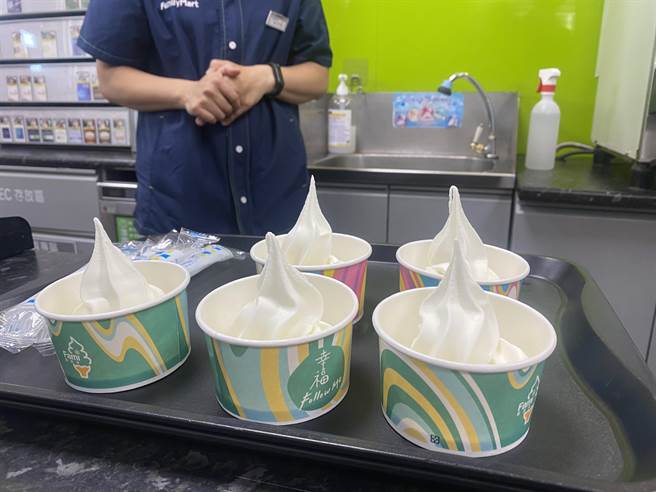 台东凤梨释迦将以4种商品形式亮相日本东京国际食品展，另便利商店推出大目释迦霜淇淋。（蔡旻妤摄）