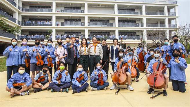 成功国中弦乐团在全国学生音乐比赛时停电「盲奏」勇夺特优，县长杨文科到学校祝贺「是新竹县的骄傲！」（罗浚滨摄）