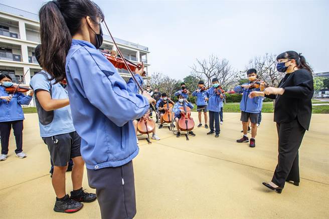 成功国中弦乐团在全国学生音乐比赛时停电「盲奏」勇夺特优，指导老师郑乔文指挥乐团演奏比赛曲目。（罗浚滨摄）
