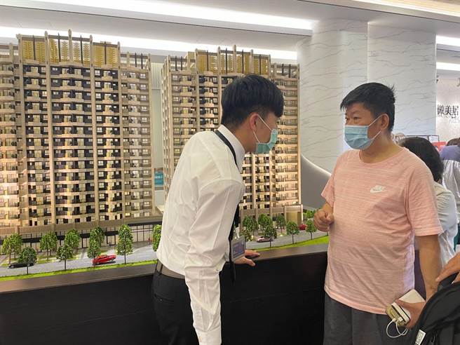 刚性需求当道的趋势下，以担心「现在不买、以后更贵」的首购买盘最为积极。(记者张雅云摄)