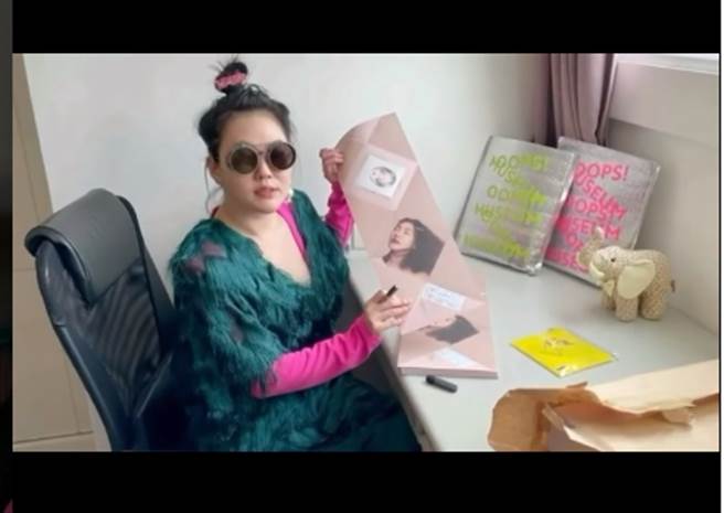 小S曝光替专辑签名的短片，被说变胖暴肿了一圈，甚至撞脸陈文茜。(翻摄自elephantdee IG)