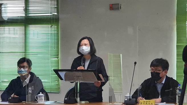 全台昨天突然发生大停电，导致549万用户受影响，蔡英文统总4日中午特地前往兴达电厂视察，首次公开对国人道歉。（林雅惠摄）