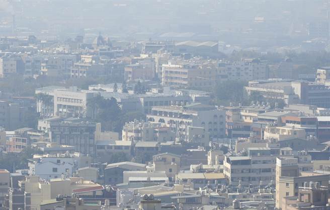 近来因东北季风影响，云嘉南地区空气品质不佳，近日空气皆灰濛濛。（资料照，陈世宗摄）