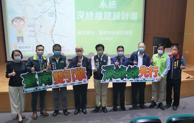 立法委员郭国文（中）邀请交通部、台铁局代表听取台南市先近运输路网规画推动情形。（刘秀芬摄）