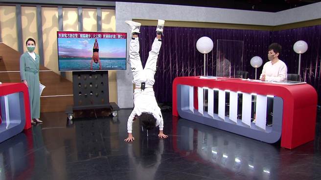 唐从圣在节目大秀倒立功夫。（年代提供）