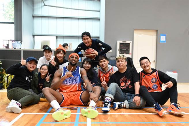 喬丹自行創造的新歌MV特別邀請季票橙客一同參與。(桃園領航猿提供)