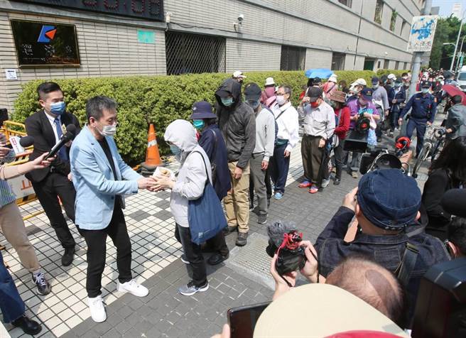 针对全台无预警发生大停电，而经济部长王美花曾与人对赌「缺电就请吃鸡排」等言论，国民党立委林为洲4日特别在经济部门口发放303份鸡排，讽刺王美花。（赵双杰摄）