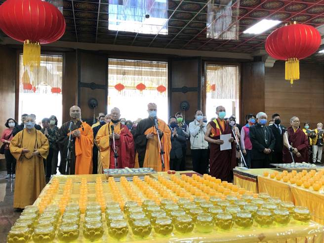 財團法人貢噶寺舉辦祈福世界和平點燈儀式，為平息烏俄戰爭、消弭全世界的疫情祈願。（貢噶寺提供／洪榮志台南傳真）