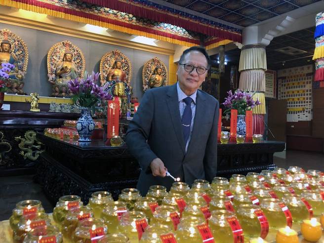 財團法人貢噶寺董事長李明威說，該寺董事會發起一人一燈點燈祈福儀式。（貢噶寺提供／洪榮志台南傳真）