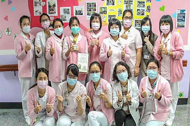 榮總新竹分院安寧病房榮獲SNQ國家品質標章認證，安寧團隊的醫護人員對獲獎都相當振奮。（榮總新竹分院提供／羅浚濱新竹傳真）