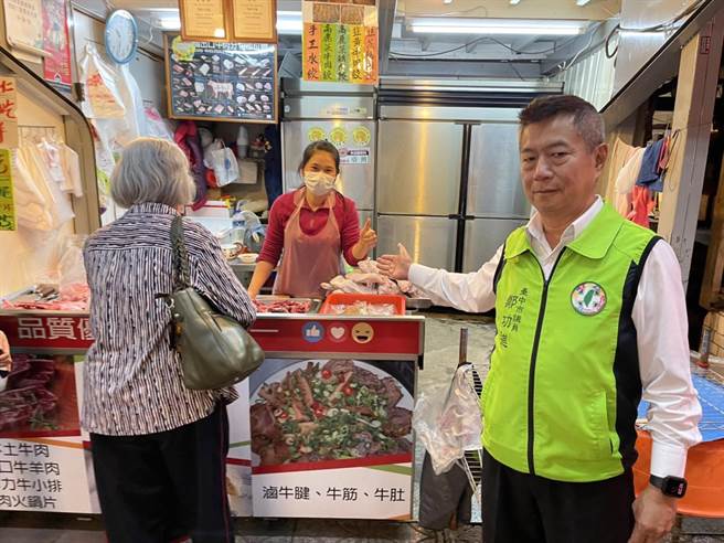 台中市议员郑功进建议市府能主动在各公有市场增设有利生鲜食材保存的不断电冷藏设备。（冯惠宜摄）