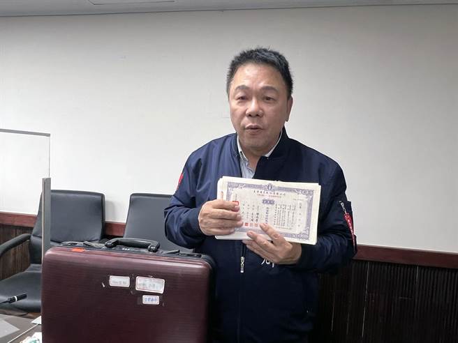 台南市議員蔡育輝擔心持有的台電股票成為「壁紙」。（洪榮志攝）