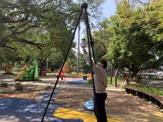 南投市中山公園去年８月就完工的共融式遊戲場，直到今年3月都未開放，小朋友只能隔著封鎖線痴痴的望，也因此傳出不少質疑地方政府效率不彰聲音。（縣府提供／吳建輝南投傳真）