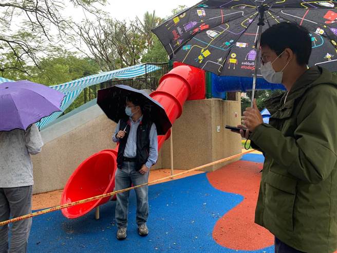 縣府建設處長李正偉強調，中央要求「合格遊具」安裝完後須再次「實地試驗」檢驗，但全台僅有10家檢驗廠商，檢驗量能不足，盼中央能有對策，「不要影響孩子遊戲權利」。（縣府提供／吳建輝南投傳真）