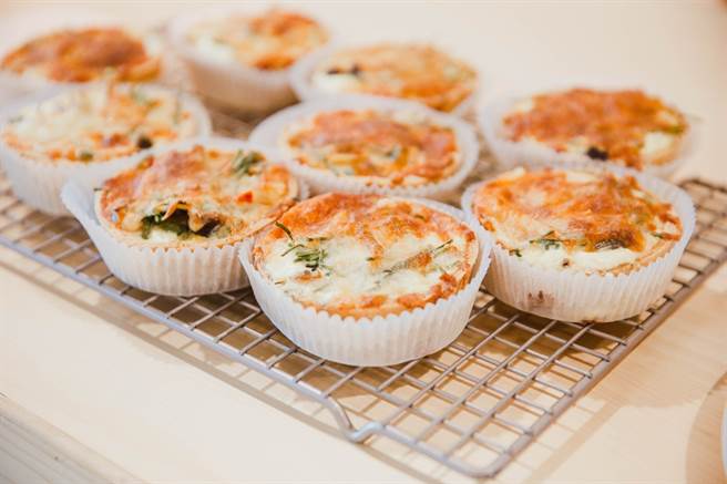 美浓在地客家小吃水莲麵包邀大家来品尝。（高雄市政府观光局提供）