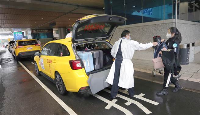 3月7日起居检可一人一户。图为桃机入境旅客搭乘防疫计程车的画面。（本报系资料照）