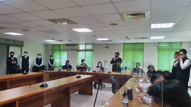 经济部政务次长曾文生针对造成全国大停电的人为疏失及电厂自我保护及改善方法等简报说明，并向高雄市长陈其迈道歉，表示因数位防呆机制与旧的电厂没有做有效匹配，造成这次大停电，未来将加强人员教育训练，强化第一道防线，避免再发生类似情况。(林雅惠摄)