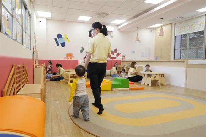 新竹县政府积极建立友善育儿及平价优质托育设施，让孩子送托的家长能安心工作。（罗浚滨摄）