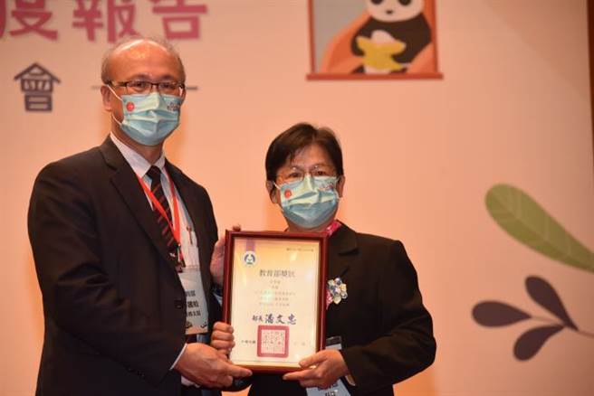 苗栗县政府教育处资讯图书科长彭秀珍代表县府受奖。（苗栗县政府提供／谢明俊苗栗传真）