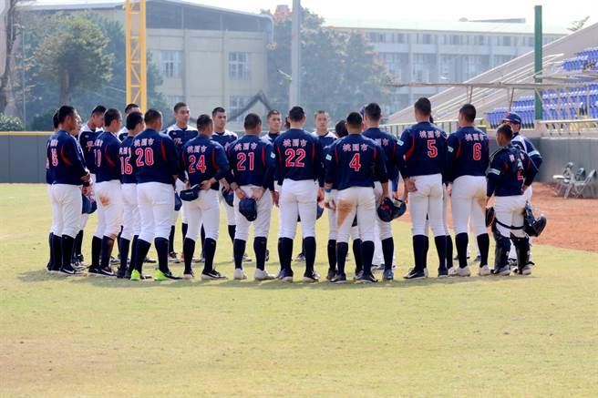 平镇高中在110学年度高中木棒联赛8强赛提前7局「扣倒」谷保家商。（资料照，学生棒联提供）
