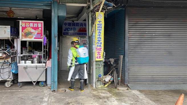 桃园市环保局针对确诊者足迹消毒。（桃园市环保局提供／资料照）
