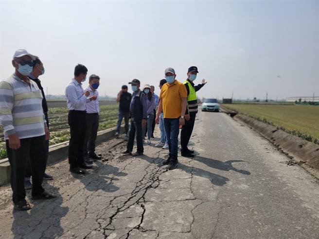 雲林縣府地政處長黃凱達（左四）、議員李明哲（左三）、崙背鄉代會主席蔡誌山（右二）、豐榮派出所長林學松（右一）、多名村民與農民陪同下會勘崙背鄉舊庄村被重車壓壞的馬路。（周麗蘭攝）