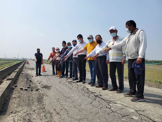 溝通縣道154、156線的南北向的崙背鄉舊庄村農路路面破損嚴重、路基沉陷，交通安全堪慮。（周麗蘭攝）