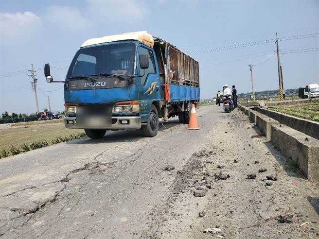 縣道154、156縣筆直的農路，農路承受不住輾壓，路面支離破碎，造成上班、上學、務農者的交通危機。（周麗蘭攝）
