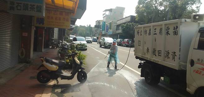 确诊案20730赴苗栗县三义乡游玩足迹，县府防疫团队立即对足迹场所清消。（苗栗县政府提供／谢明俊苗栗传真）