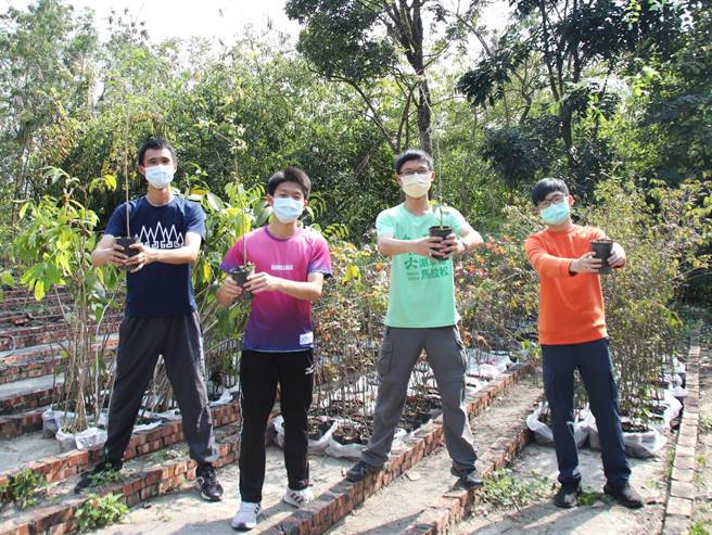 林務局嘉義林區管理處提供許多臺灣原生樹種給民眾兌換。（嘉義大學提供／廖素慧嘉市傳真）