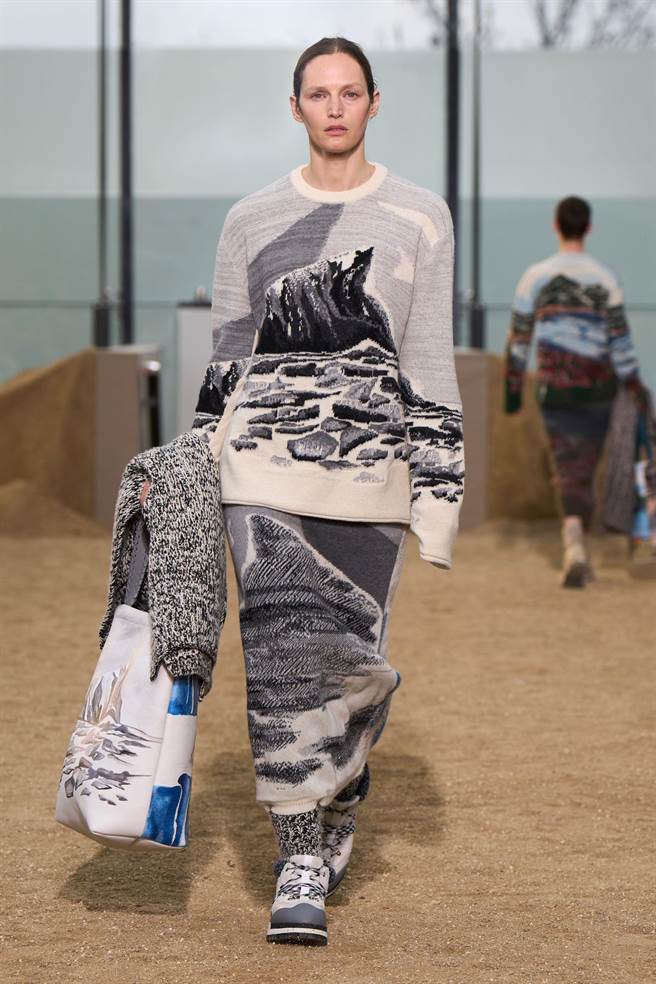 CHLOE关心气候变迁议题，将融化冰山的图案织印在喀什米尔羊毛针织套装上。（CHLOE提供）