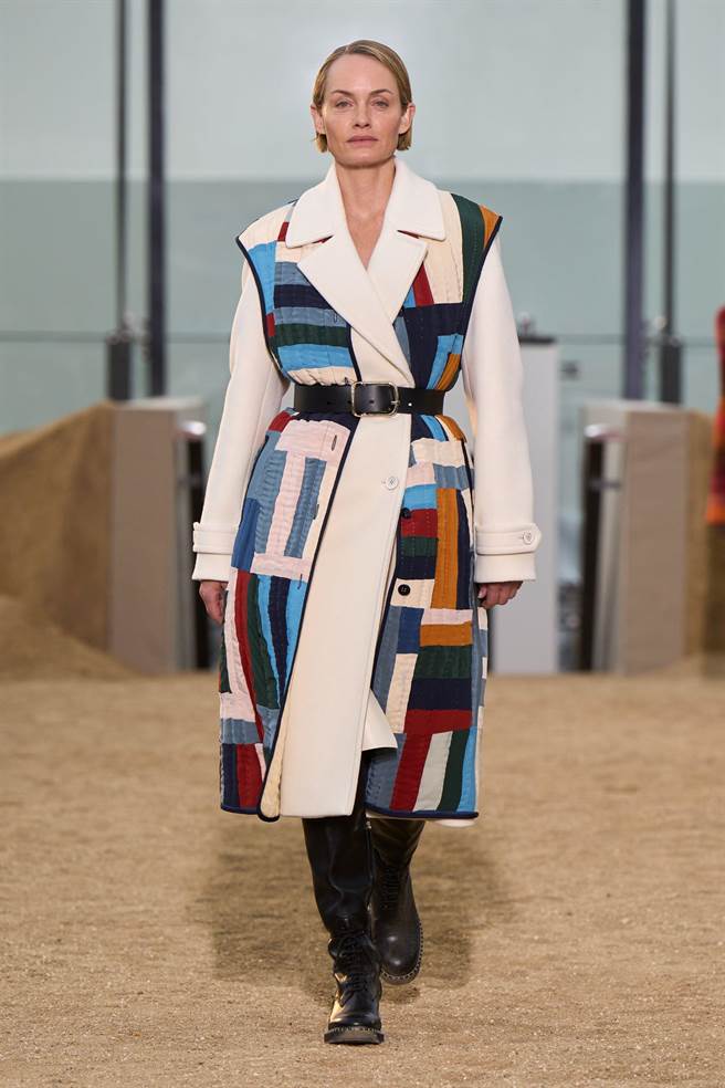 CHLOE以多种布料拼贴成大衣，充满游牧民俗风气息。（CHLOE提供）