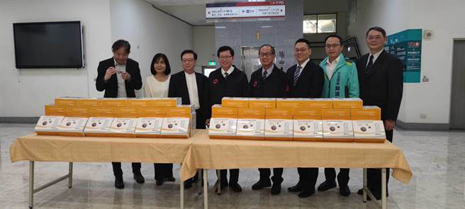 互貴興業股份有限公司捐贈桃園市政府消防局快篩試劑，4日舉辦捐贈典禮。（賴佑維攝）
