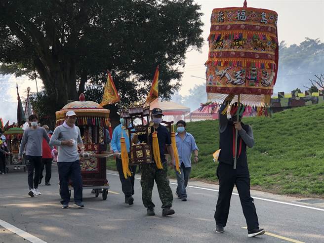 庵前乡亲在今天下午3时30分恭请恩主公起驾遶境巡安，祈祝境主神明护佑全岛平安。（李金生摄）